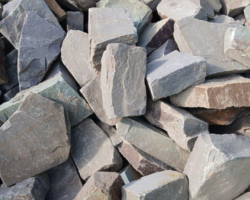 Große Trockenmauersteine auf einem Haufen